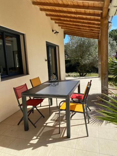 a table and chairs sitting on a patio at "Les cigales" aux portes de la Provence in Bollène
