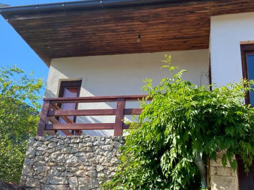 una casa con una recinzione in legno e un muro di pietra di Villa Tajra Stolac a Stolac