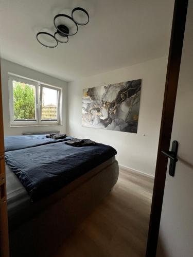 1 dormitorio con 1 cama y ventilador de techo en Haus Malta Wohnung 11, 300m zum Strand, en Graal-Müritz
