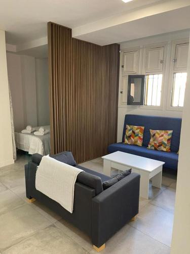 a living room with a couch and a table at 180 Home. Rincón de Triana in Seville