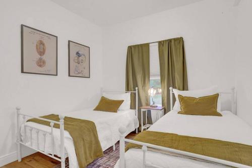 Una cama o camas en una habitación de Relaxing Retreat Near Blossom & CVNP