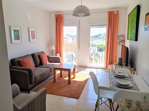 ein Wohnzimmer mit einem Sofa und einem Tisch in der Unterkunft Apartment-in-turre-andalucia in Turre
