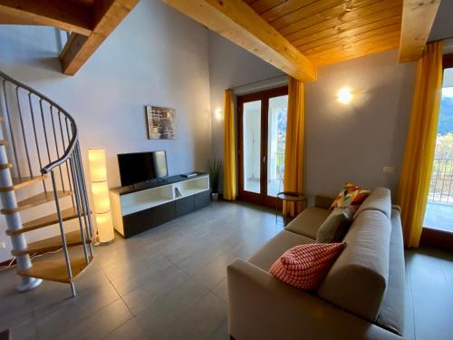 sala de estar con sofá y TV en Marenca Residence en Cannobio