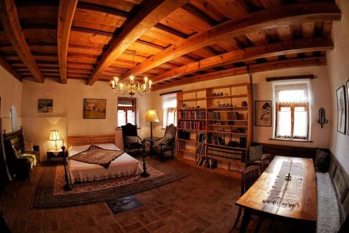 a bedroom with a bed and a table in a room at Stilvolles Landhaus im Dreiländereck in Felsőszölnök