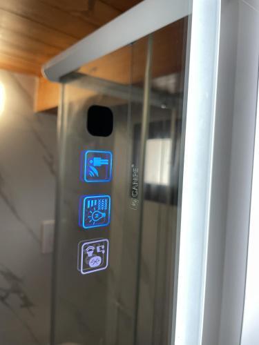 ブリンディジにあるCALIDARIUMの電子レンジのボタンを閉じる