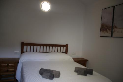 una camera con due letti e una luce sul muro di Villa Darío en Nazaret a Nazaret