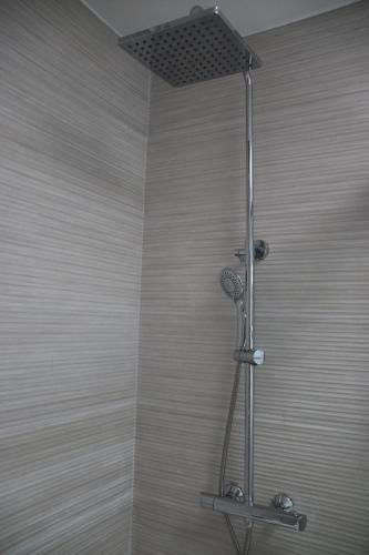 łazienka z prysznicem z głowicą prysznicową w obiekcie Villa Darío en Nazaret w mieście Nazaret