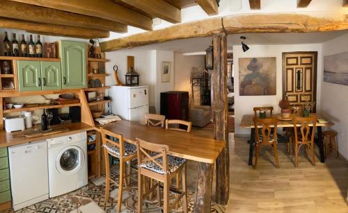 eine Küche und ein Esszimmer mit einem Tisch und Stühlen in der Unterkunft Bellavieja in Villavieja del Lozoya