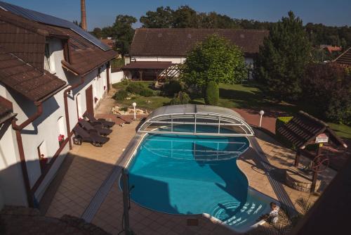 - une vue sur la piscine dans une maison dans l'établissement Apartmány Močovice, 