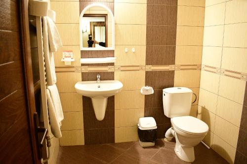 La salle de bains est pourvue de toilettes et d'un lavabo. dans l'établissement Хотел Ажур, à Kotel