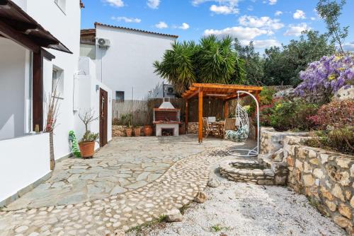 Taman di luar Angel's House Plaka Chania BY APOKORONAS-VILLAS
