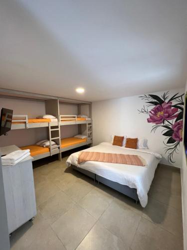 1 dormitorio con 1 cama y literas. en La posada de Rubi, en Salento