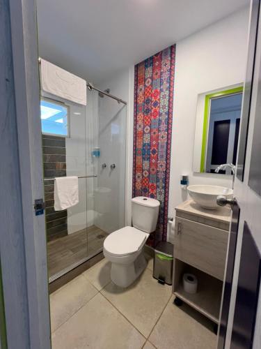 uma casa de banho com um WC, um lavatório e um chuveiro em La posada de Rubi em Salento