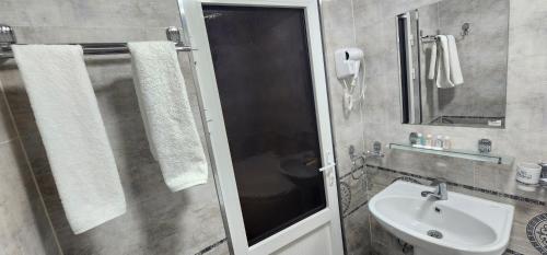Ένα μπάνιο στο AMIRSHOX GUEST HOUSE