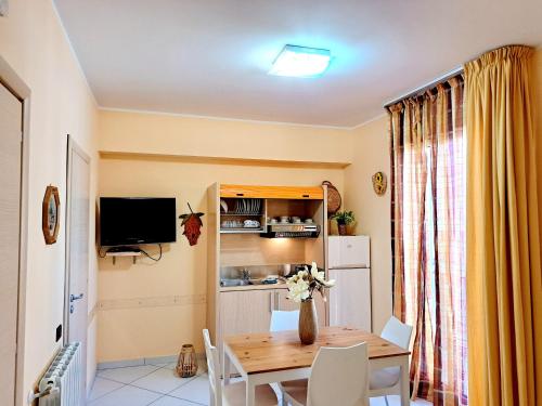 a dining room with a table and a refrigerator at Appartamento Castel Sant'Angelo in Licata
