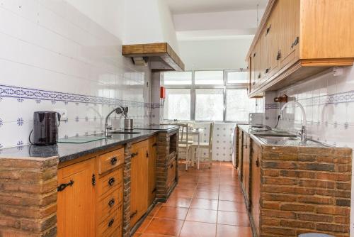 Kuchyň nebo kuchyňský kout v ubytování Local da Trindade Guesthouse