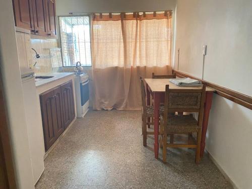 卡梅羅的住宿－Departamento vivienda completo，厨房配有桌椅和水槽。