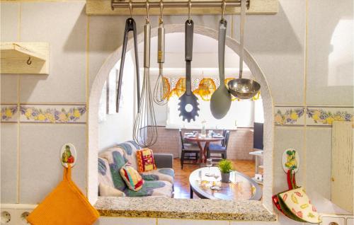 Il comprend une cuisine et un salon avec une table. dans l'établissement Stunning Home In Torrevieja With Wifi, à Torrevieja
