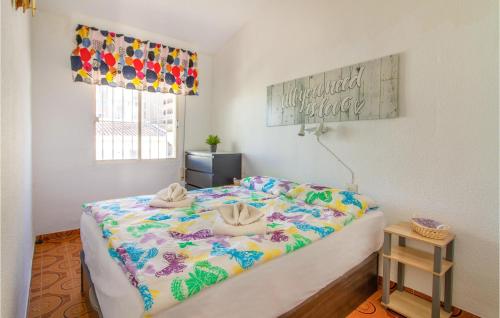 - une chambre avec un lit et des serviettes dans l'établissement Stunning Home In Torrevieja With Wifi, à Torrevieja