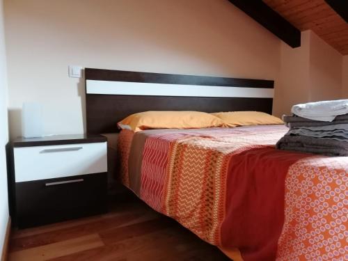 a bedroom with two beds and a dresser with a bed sidx sidx sidx sidx at Duplex Colombres in Colombres