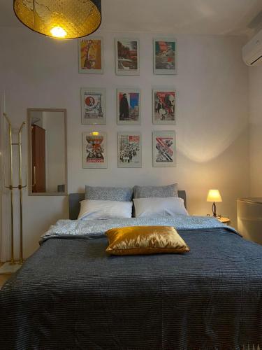 ein Schlafzimmer mit einem großen Bett und einem gelben Kissen darauf in der Unterkunft Mala Bella in Zemun
