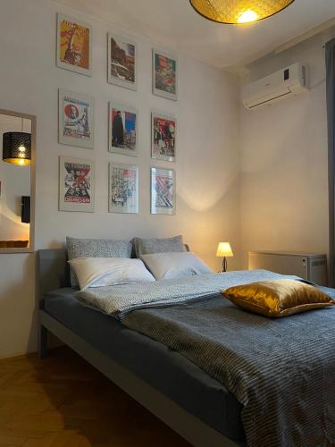 ein Bett in einem Schlafzimmer mit Plakaten an der Wand in der Unterkunft Mala Bella in Zemun