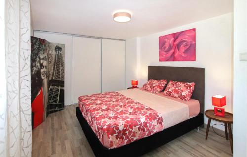 une chambre avec un lit avec des oreillers rouges dans l'établissement 2 Bedroom Stunning Apartment In Gemenos, à Gémenos
