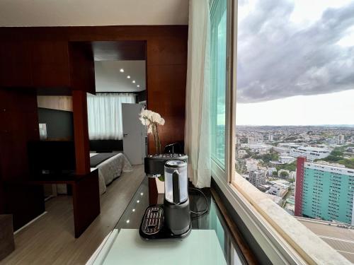 um liquidificador num balcão num quarto com uma janela em Flat em região nobre em Belo Horizonte