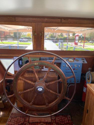 un volant de direction en bois sur un bateau dans l'établissement Péniche GEMJO, à Castelsarrasin