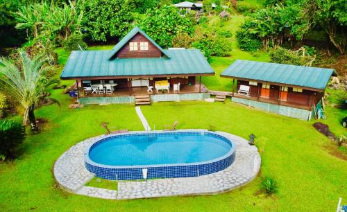 uma vista aérea de uma casa com piscina em Te Fare Manulani em Uturoa