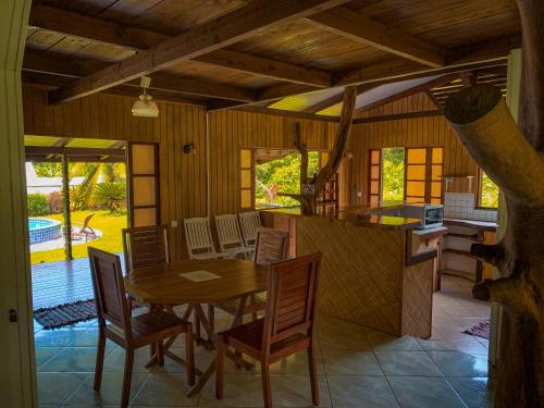 una cucina e una sala da pranzo con tavolo e sedie di Te Fare Manulani a aUturoa