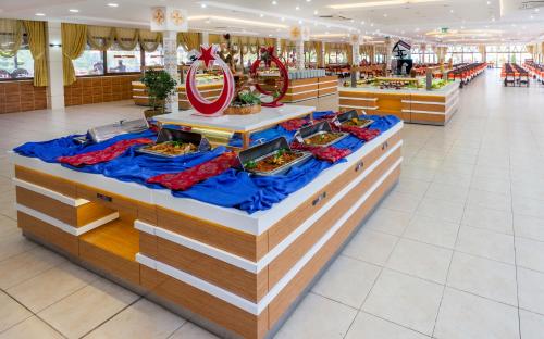ein Buffet in einem Einkaufszentrum mit ausgestellten Speisen in der Unterkunft Club Hotel Belpınar-Beldibi-Kemer in Beldibi