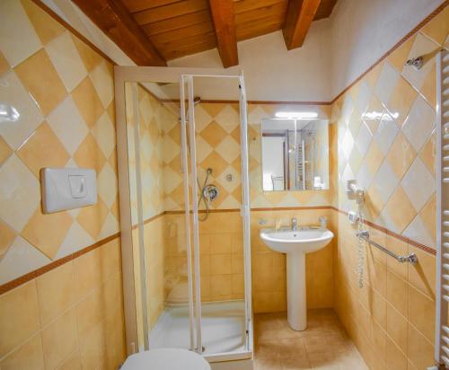 een badkamer met een douche, een toilet en een wastafel bij Case Ruggero in Cefalù