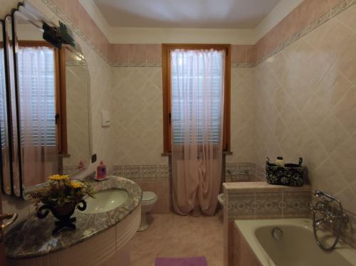 bagno con lavandino, vasca e doccia di Relax in collina a due passi dal mare a Torriana