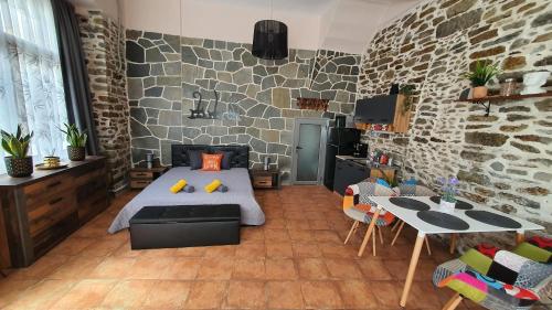 1 dormitorio con 1 cama, mesa y sillas en ART STUDIO CENTER, en Kavala