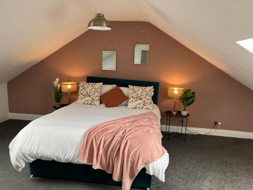 een slaapkamer met een groot bed op zolder bij Sunderland Stays, Rose, City Centre, HS Wi-Fi, Smart TV & Free Parking in Sunderland