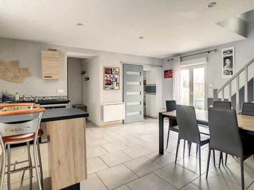 - une cuisine et une salle à manger avec une table et des chaises dans l'établissement Maison piscine proche La Rochelle, à Salles-sur-Mer