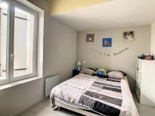 - une chambre avec un lit et une fenêtre dans l'établissement Maison piscine proche La Rochelle, à Salles-sur-Mer