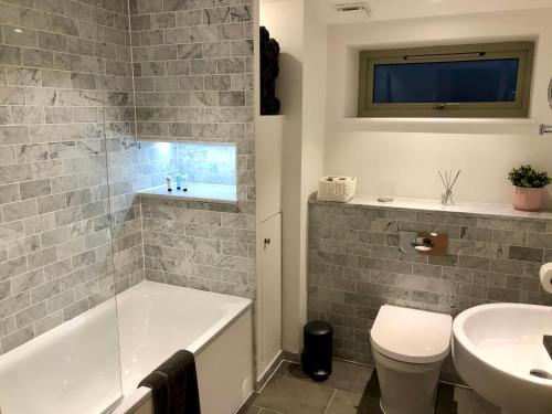 La salle de bains est pourvue d'une baignoire, de toilettes et d'un lavabo. dans l'établissement 3 York Mews, à Bath