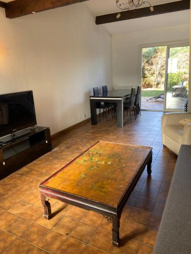 un salon avec une table basse et un canapé dans l'établissement Maison a 5 min des plages, à Six-Fours-les-Plages