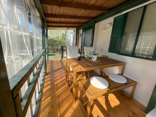 eine Veranda mit einem Tisch und Stühlen auf einem Haus in der Unterkunft Bella Vita 43 - Porlezza in Porlezza