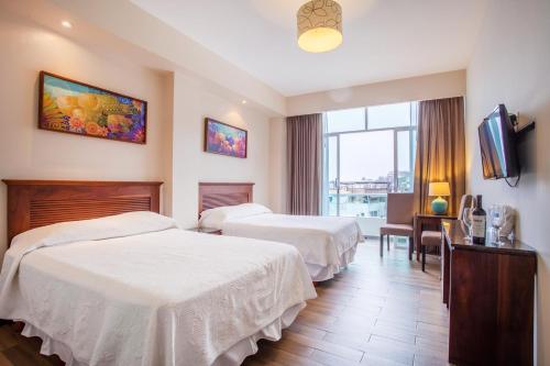 Postel nebo postele na pokoji v ubytování BLAZE Hotel & Suites Puerto Vallarta