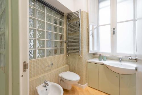 um banheiro com vaso sanitário e pia em VRhome em Roma