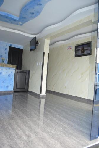 a ballroom with a dance floor and a ceiling at Hotel Mi Palermo in Bucaramanga