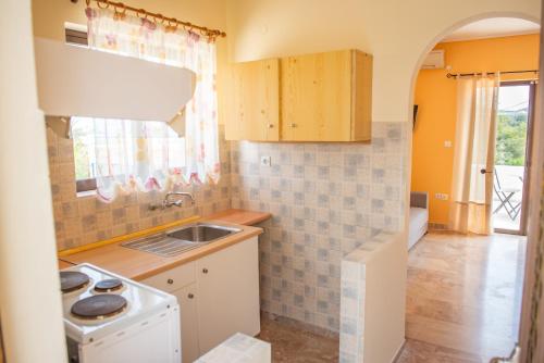 Η κουζίνα ή μικρή κουζίνα στο ARISTOTELIS Apartments