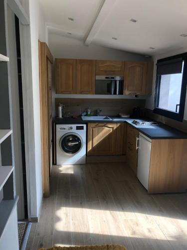 Il comprend une cuisine équipée d'un lave-linge, d'un évier et d'un lave-vaisselle. dans l'établissement Studio accès calanque, à La Ciotat