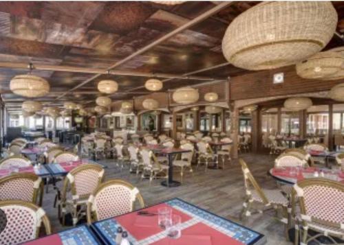 Reštaurácia alebo iné gastronomické zariadenie v ubytovaní Camping Oasis village