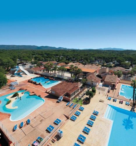 une vue aérienne d'un complexe avec deux piscines dans l'établissement Camping Oasis village, à Puget-sur Argens