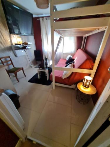 an overhead view of a bedroom with two bunk beds at Appartement cosy à 5mn à pied de la gare de melun. in Melun
