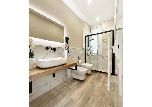 La salle de bains blanche est pourvue d'un lavabo et de toilettes. dans l'établissement Casa Vacanza Milano, à Milan